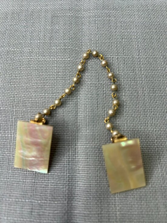 Jewelry - Vintage Gold Tone MOP faux pearl beaded classic retro Sweater Clip